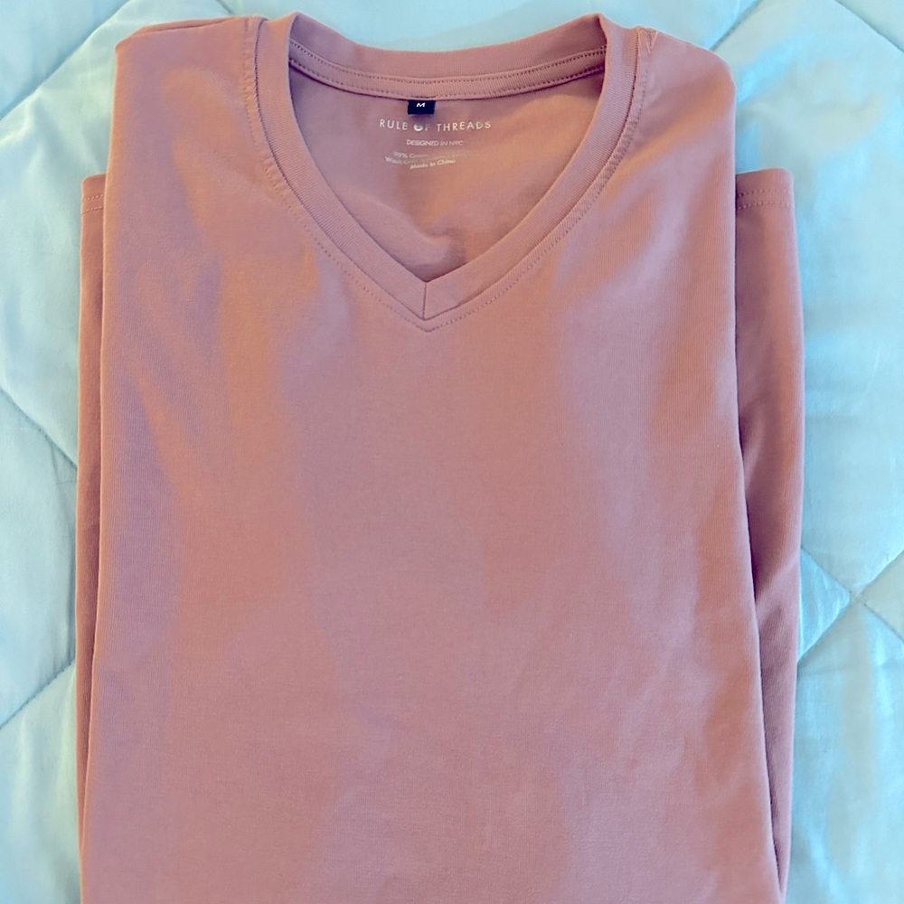 🆕 Rule of Threads Classic V Neck T-Shirt - Medium, Mauve